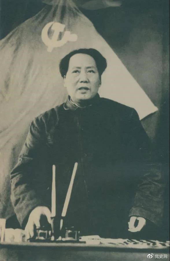 1949年3月5日,毛泽东在中共七届二中全会上作报告。 1949年3月5日,毛泽东在中共七届二中全会上作报告。