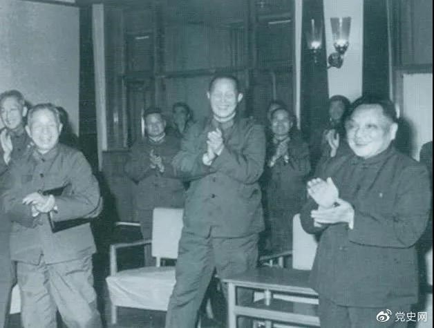 1978年3月,邓小平和参加五届人大一次会议的解放军代表在一起。 1978年3月,邓小平和参加五届人大一次会议的解放军代表在一起。