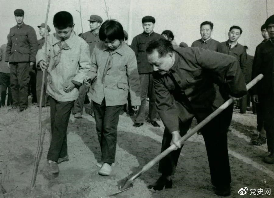1979年3月12日,邓小平到北京大兴县庞各庄参加植树活动。 1979年3月12日,邓小平到北京大兴县庞各庄参加植树活动。