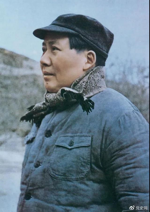 1947年3月18日,中共中央机关主动撤离延安。毛泽东和周恩来、任弼时等继续留在陕北,指挥全国人民解放战争。这是转战陕北前夕的毛泽东。 1947年3月18日,中共中央机关主动撤离延安。毛泽东和周恩来、任弼时等继续留在陕北,指挥全国人民解放战争。这是转战陕北前夕的毛泽东。