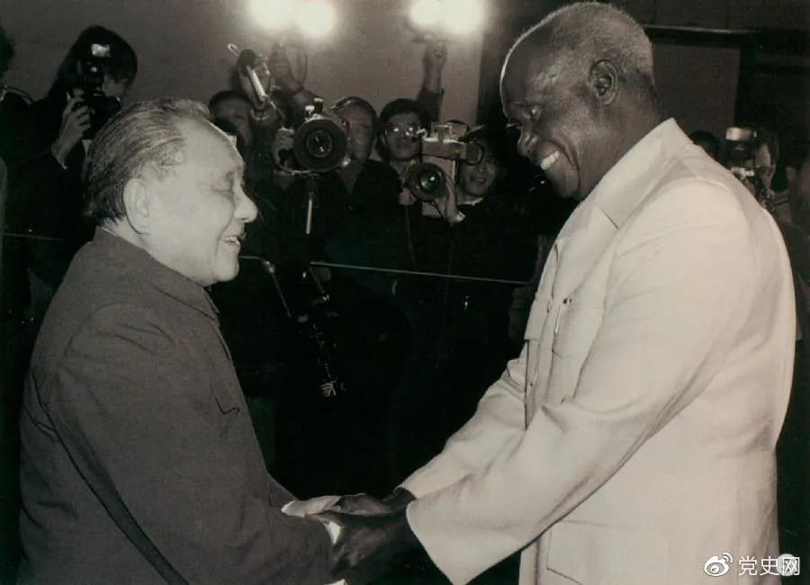 1988年3月1日,邓小平在北京会见赞比亚总统肯尼斯·戴维·卡翁达。 1988年3月1日,邓小平在北京会见赞比亚总统肯尼斯·戴维·卡翁达。