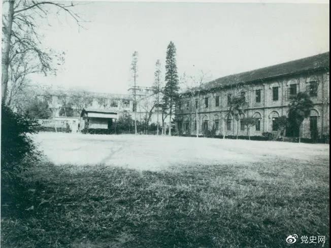 1927年3月18日,毛泽东出席在武昌举行的河南武装农民代表大会,并作湖南农运状况报告。图为大会会场——武昌农讲所大操场。 1927年3月18日,毛泽东出席在武昌举行的河南武装农民代表大会,并作湖南农运状况报告。图为大会会场——武昌农讲所大操场。