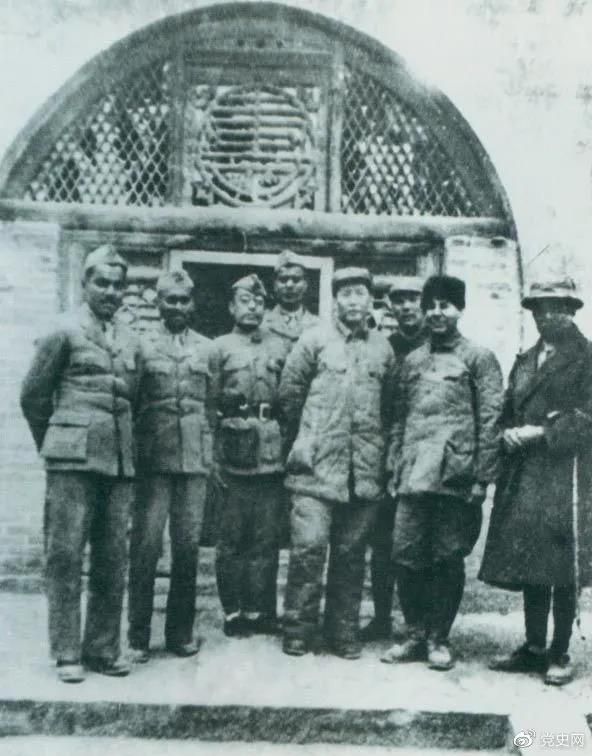 1939年3月15日,毛泽东在延安会见印度援华医疗队全体人员。 1939年3月15日,毛泽东在延安会见印度援华医疗队全体人员。