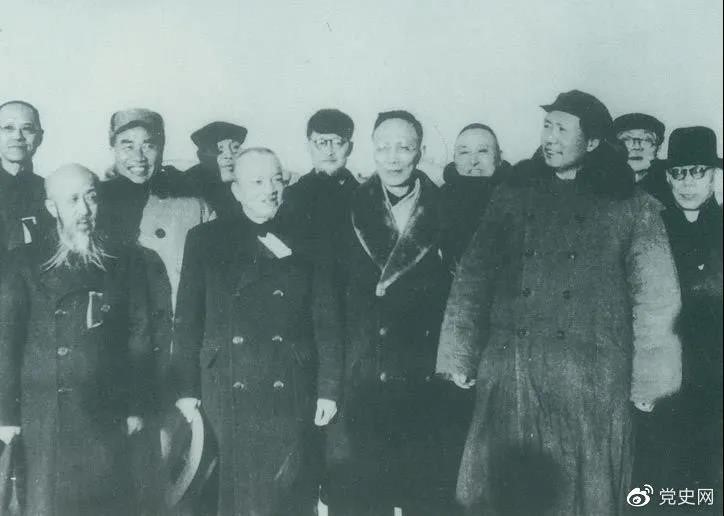 1949年3月,各界人士代表在北京西苑机场同毛泽东、朱德等留影。 1949年3月,各界人士代表在北京西苑机场同毛泽东、朱德等留影。