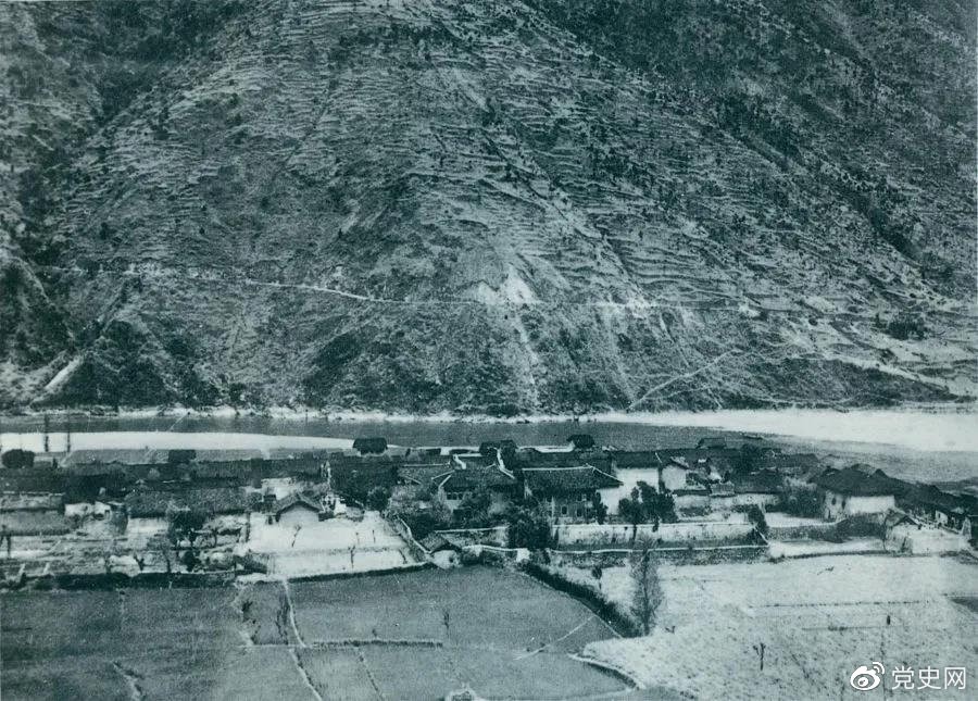 1935年5月25日,红一方面军到达大渡河南岸的安顺场。红军17名勇士靠一叶孤舟强渡大渡河,为沿大渡河左岸北上的部队打开了一条通道。图为安顺场一角。 1935年5月25日,红一方面军到达大渡河南岸的安顺场。红军17名勇士靠一叶孤舟强渡大渡河,为沿大渡河左岸北上的部队打开了一条通道。图为安顺场一角。